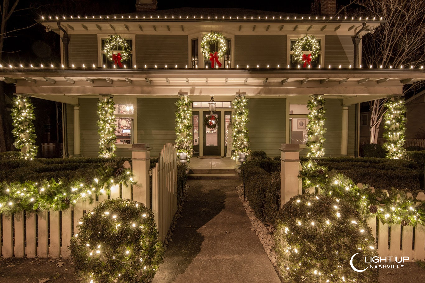 2017 Warm White Garland and Wreaths Display - Light Up Nashville